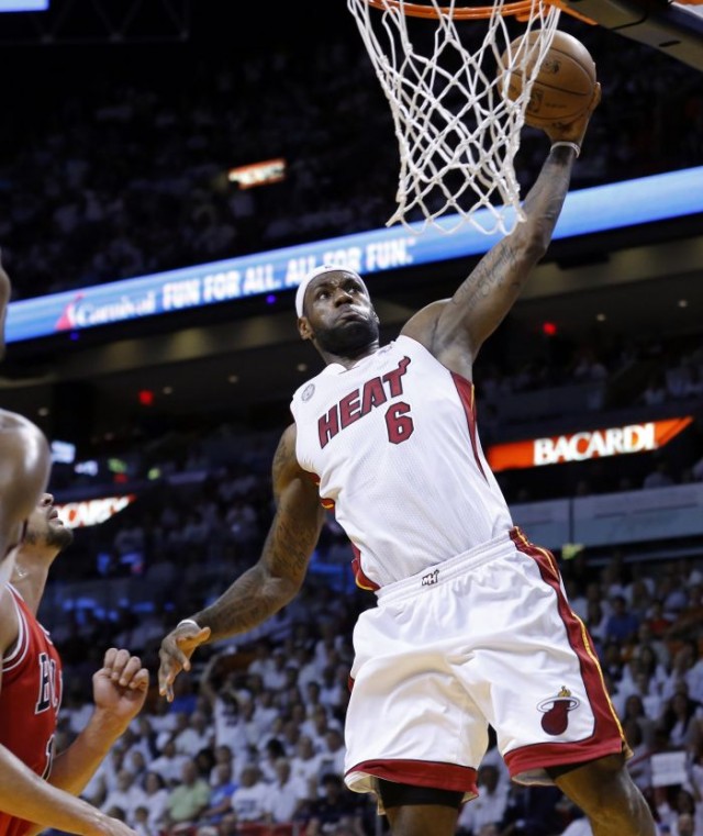 Miami Heat's LeBron James goes up to score against the Chicago Bulls during Game 2 of their NBA Eastern Conference semi-final basketball playoff in Miami, Florida May 8, 2013. REUTERS/Joe Skipper 