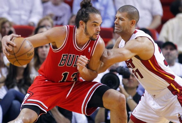 Chicago Bulls' Joakim Noah (L) drives on Miami Heat's Shane Battier during Game 2 of their NBA Eastern Conference semi-final basketball playoff in Miami, Florida May 8, 2013. REUTERS/Joe Skipper 