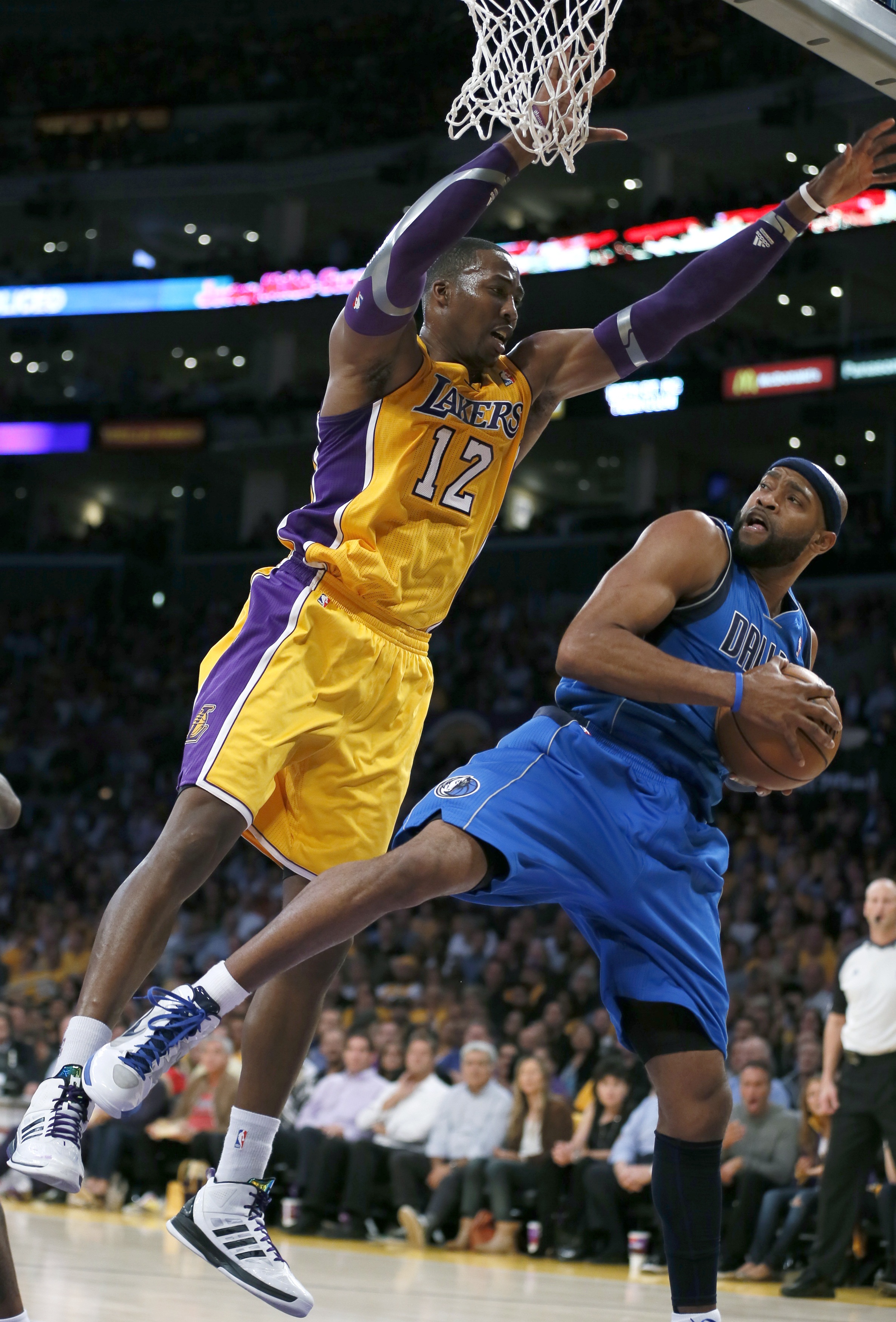 NBA Results: Mavericks Beat Lakers, Win Without Dirk and Kaman : US ...