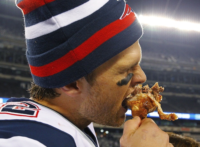 Tom Brady carves up Jets' defense, eats turkey leg