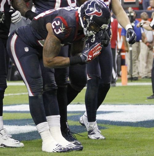 Houston Texans running back Arian Foster bows after scoring a touchdown against the Cincinnati Bengals during the third quarter of their NFL AFC wildcard playoff football game in Houston Mike Stone/Reuters