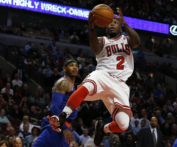 Chicago Bulls' Nate Robinson goes the the basket against New York Knicks' Carmelo Anthony