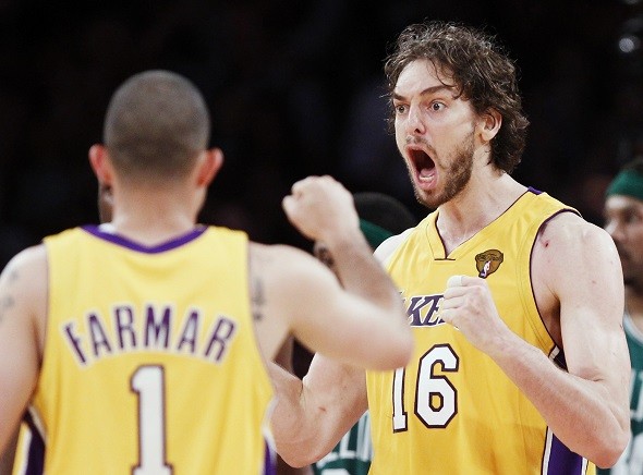 Los Angeles Lakers' Pau Gasol (R) celebrates basket with Jordan Farmar