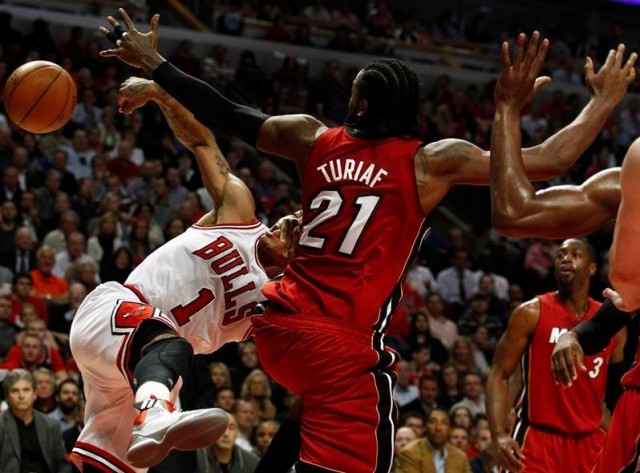 Chicago Bulls' Derrick Rose (L) goes to the basket against Miami Heat's Ronny Turiaf (21) 