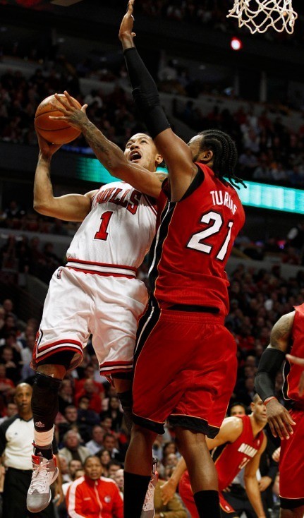 Chicago Bulls' Derrick Rose (L) goes to the basket 