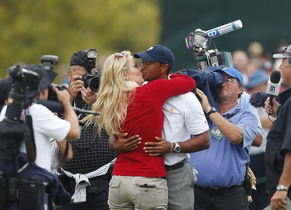 U.S team member Tiger Woods kisses his girlfriend Lindsey Vonn 