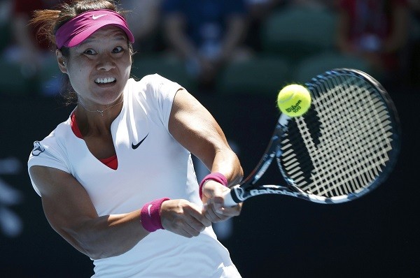 Li Na of China hits a return to Eugenie Bouchard