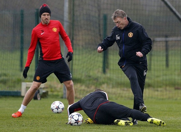 Manchester United's manager David Moyes is challenged by Wayne Rooney 