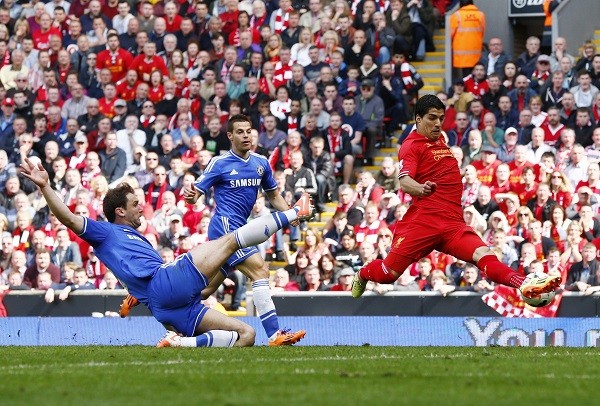 Chelsea's Branislav Ivanovic (L) challenges Liverpool's Luis Suarez 