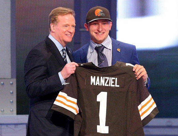Johnny Manziel (Texas A&M) poses with NFL commissioner Roger Goodell 