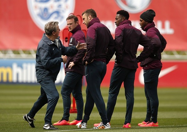 England's coach Roy Hodgson talks with players Wayne Rooney, Rickie Lambert, Danny Welbeck and Daniel Sturridge 