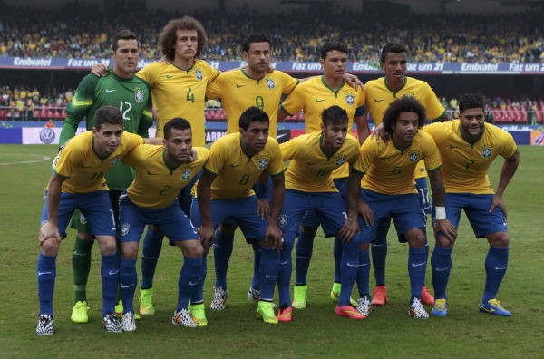 Daniel Alves, Paulinho, Neymar, Marcelo, Hulk, (back row, L-R) Julio Cesar, David Luiz, Fred, Thiago Silva, and Luiz Gustavo