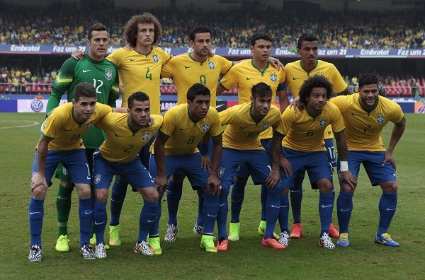 Brazil's (front row, L-R) Oscar, Daniel Alves, Paulinho, Neymar, Marcelo, Hulk