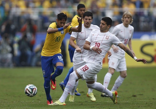 Brazil's Neymar (L) battles Serbia's Aleksandar Mitrovic 