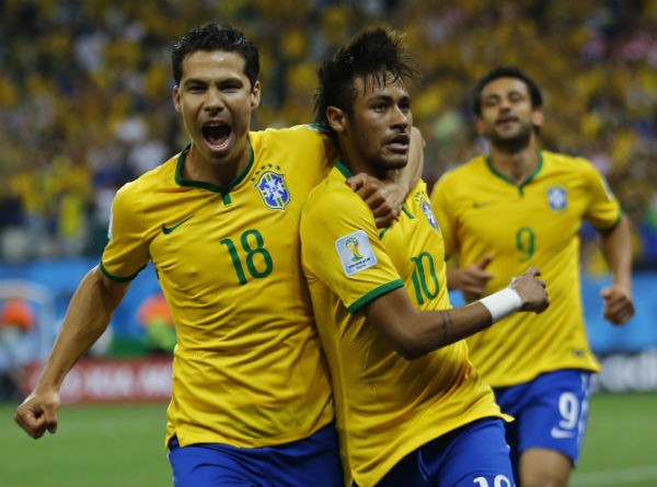 Brazil's Hernanes (L), Neymar 