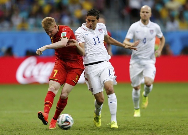 Belgium's Kevin De Bruyne (L) fights for the ball with Alejandro Bedoya 