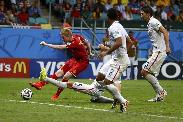 Belgium's Kevin De Bruyne (L) shoots to score against the U.S. in extra time