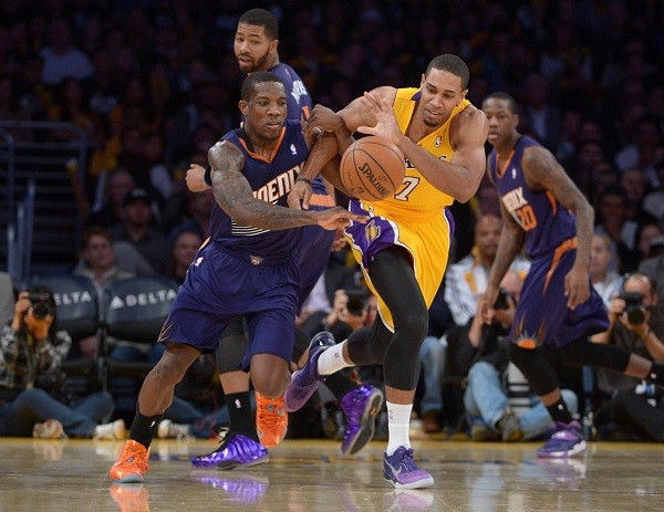 Phoenix Suns guard Eric Bledsoe (2) and Los Angeles Lakers forward Xavier Henry 