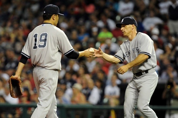 New York Yankees manager Joe Girardi (28) removes starting pitcher Masahiro Tanaka 