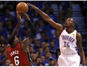 Kevin Durant of the Thunder (R) blocks LeBron James of the Heat