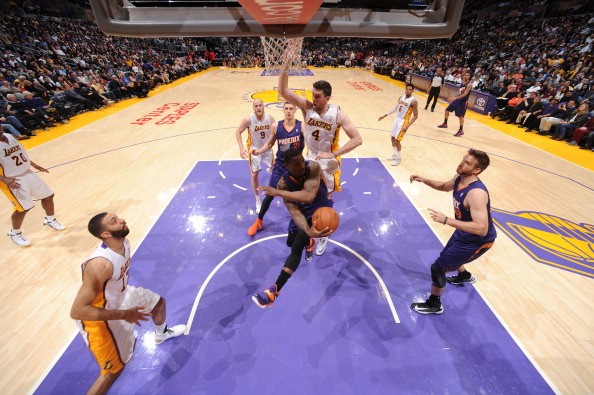 Eric Bledsoe #2 of the Phoenix Suns passes to Shavlik Randolph