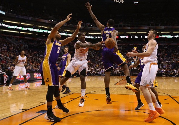 Eric Bledsoe #2 of the Phoenix Suns passes