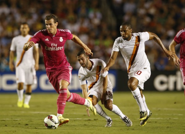 Real Madrid midfielder Gareth Bale dribbles past Roma