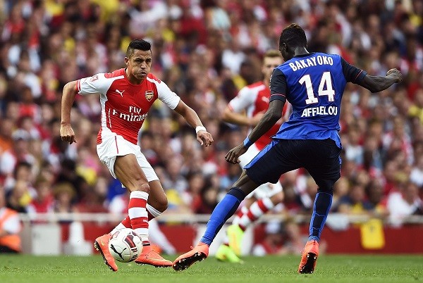 Arsenal's Alexis Sanchez (L) challenges Monaco's Tiemoue Bakayoko