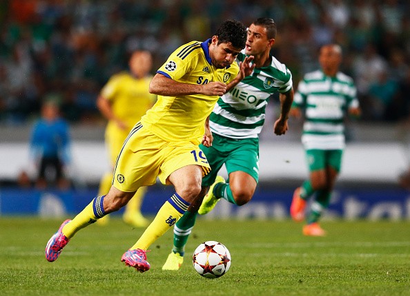 Diego Costa of Chelsea is chased by Mauricio 