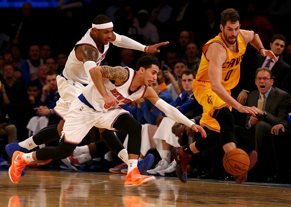  Shane Larkin #0 and Carmelo Anthony #7 of the New York Knicks chase after the loose ball with Kevin Love #0 of the Cleveland Cavaliers 