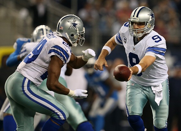 Tony Romo #9 hands off to DeMarco Murray #29 of the Dallas Cowboys 