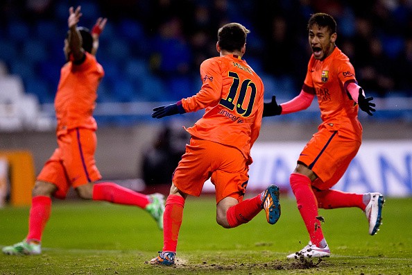 Lionel Messi (L) of FC Barcelona celebrates 