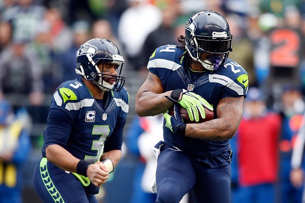 Russell Wilson #3 hands the ball off to Marshawn Lynch
