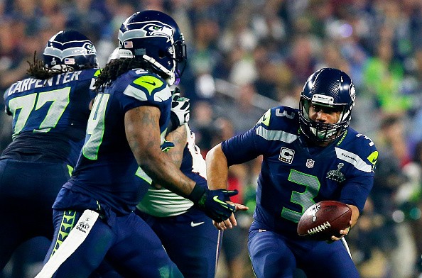 Russell Wilson #3 hands the ball off to Marshawn Lynch 