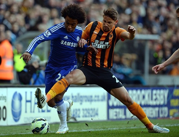 Hull City's Uruguayan midfielder Gaston Ramirez (R) vies with Chelsea's Brazilian midfielder Willian