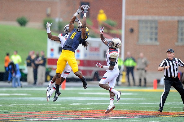 Kevin White #11 of the West Virginia Mountaineers 