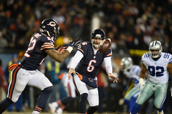 Jay Cutler #6 of the Chicago Bears (R) pitches the ball to Matt Forte #22 