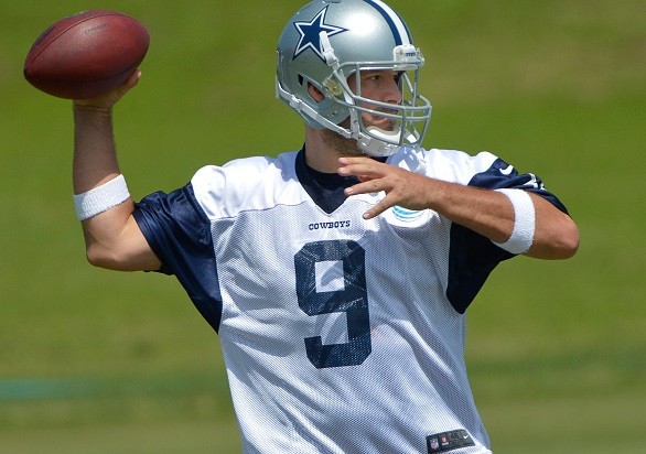 Dallas Cowboys quarterback Tony Romo (9) throws to Darren McFadden