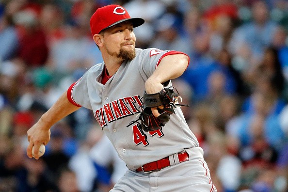 Mike Leake #44 of the Cincinnati Reds pitches against the Chicago Cubs