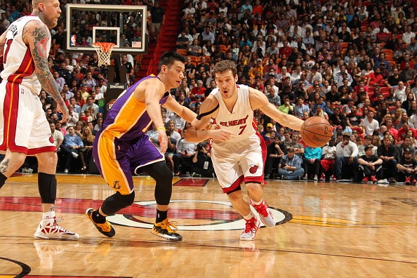 Goran Dragic #7 of the Miami Heat drives to the basket against Jeremy Lin #17 of the Los Angeles Lakers 