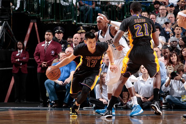 Jeremy Lin #17 of the Los Angeles Lakers drives against Rajon Rondo #9 of the Dallas Mavericks