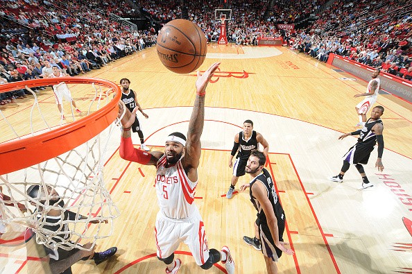 Josh Smith #5 of the Houston Rockets shoots the ball against the Sacramento Kings 