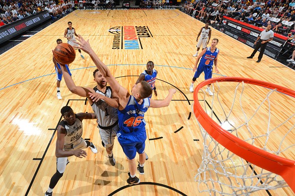 Kyle Anderson #1 of the San Antonio Spurs goes for the lay up against Kristaps Porzingis #46 of the New York Knicks
