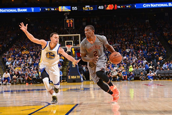Eric Bledsoe #2 of the Phoenix Suns drives against Stephen Curry #30 of the Golden State Warriors