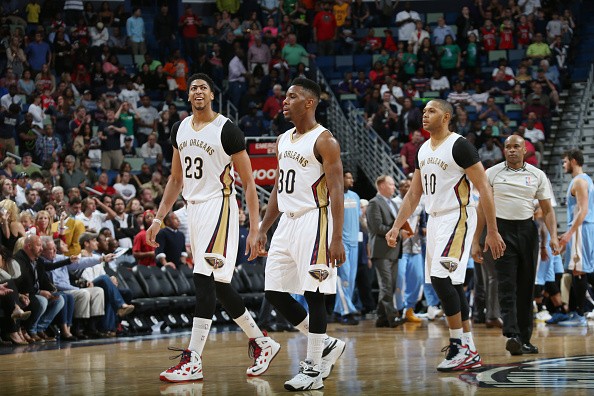 Anthony Davis #23, Norris Cole #30 and Eric Gordon #10 of the New Orleans Pelicans 