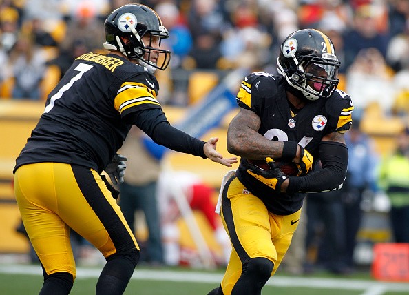 Le'Veon Bell #26 of the Pittsburgh Steelers