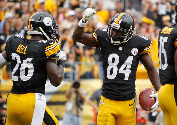 Antonio Brown #84 celebrates his touchdown with Le'Veon Bell #26 of the Pittsburgh Steelers 