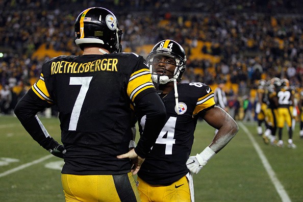 Ben Roethlisberger #7 speaks with Antonio Brown #84 of the Pittsburgh Steelers 