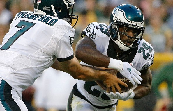 Sam Bradford #7 of the Philadelphia Eagles hands the ball off to DeMarco Murray #29 