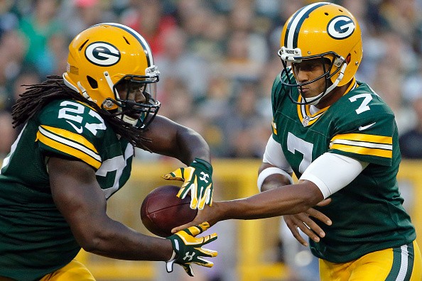 Brett Hundley #7 of the Green Bay Packers hands the ball off to Eddie Lacy #27 